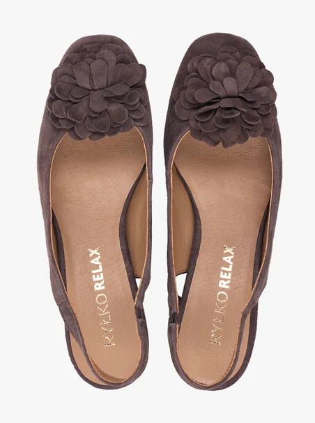 Dunkelbraune Slingback-Pumps ohne Absatz mit Blumenverzierung