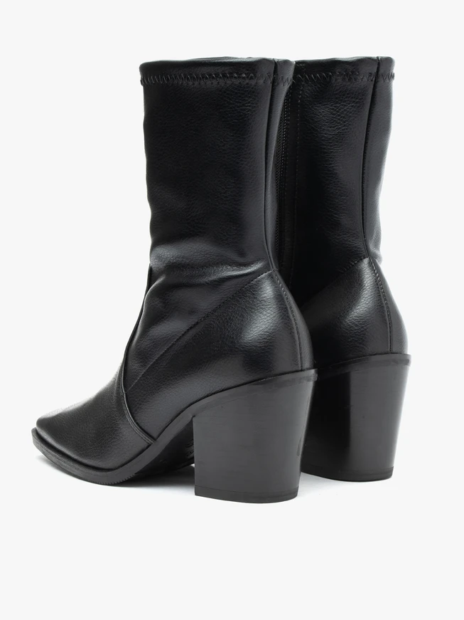 Schwarzer höherer Stiefel mit elastischem Schaft