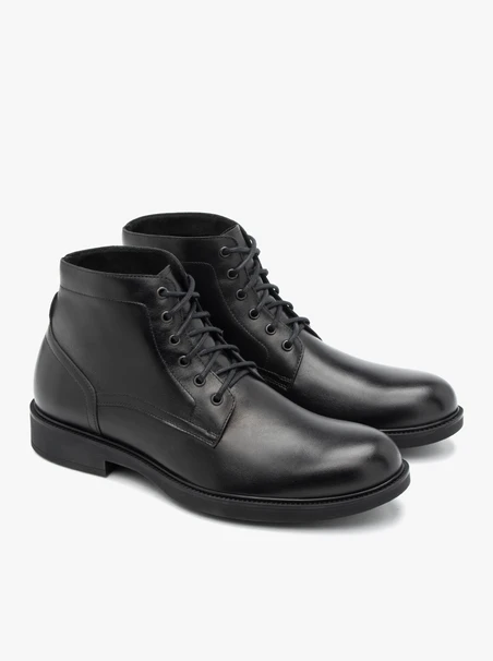 Schwarz genarbte Lederstiefel