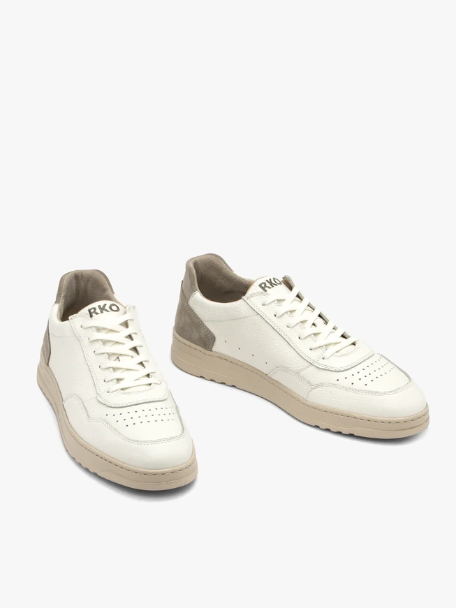 Cremefarbene Halbschuhe für Männer auf leichtem Grund