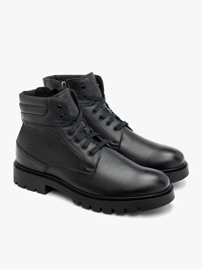 Schwarze isolierte Stiefel