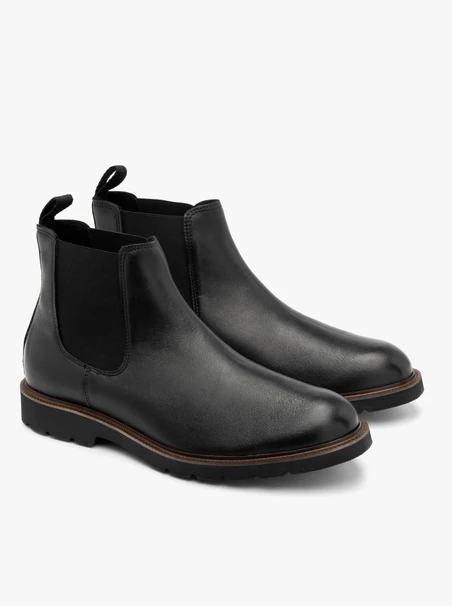 Black men’s Chelsea boots with brown sole edge