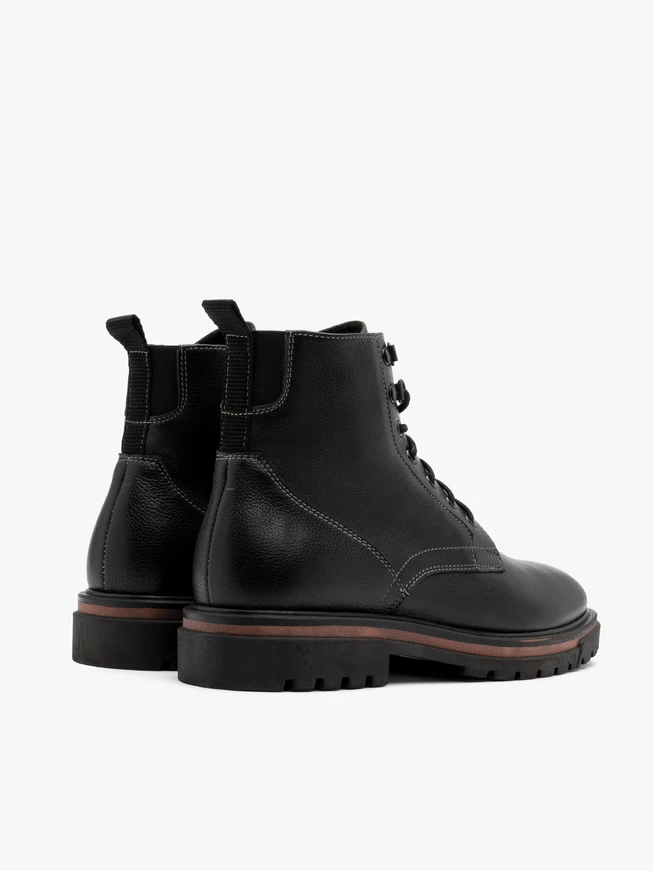 Schwarze Herrenstiefel mit braunem Einsatz an der Unterseite