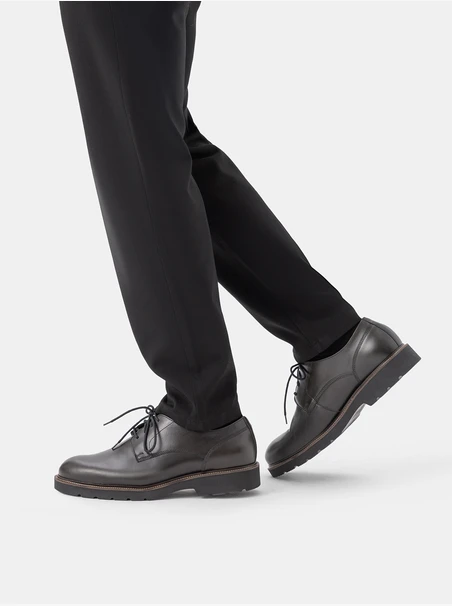 Dunkelgrüne lässige Halbschuhe
