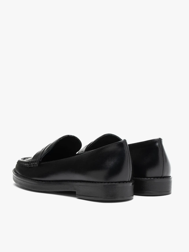Schwarze minimalistische Mokassins aus genarbtem Leder