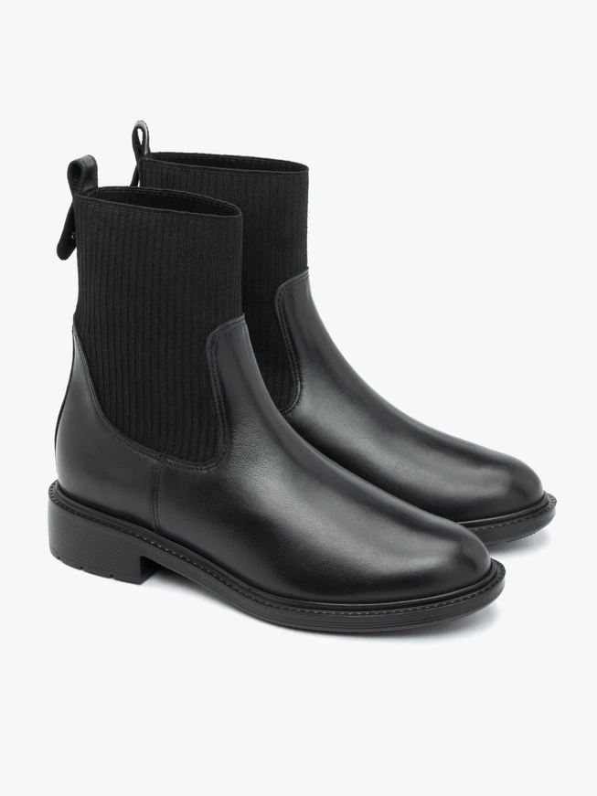 Black leather women’s Chelsea boots