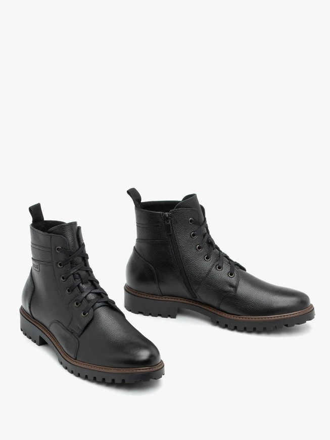 Schwarz genarbte Lederstiefel