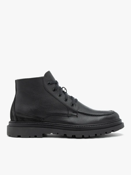 Schwarz genarbte Lederstiefel