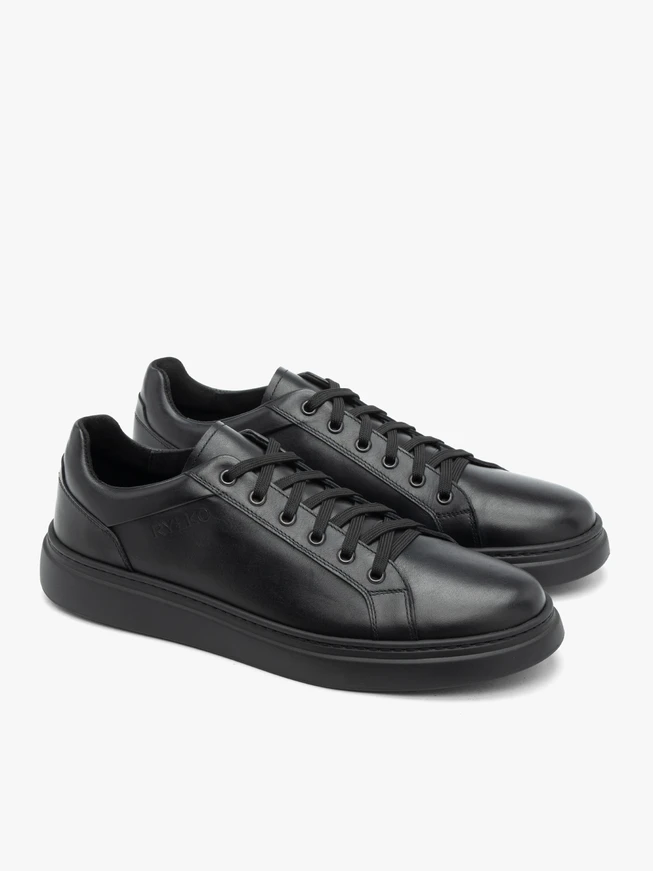 Schwarze Sportschuhe zum Schnüren