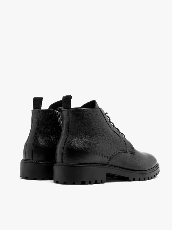Schwarze Männerturnschuhe mit Traktorboden