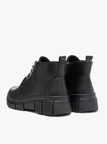 Schwarze Stiefel mit Fleece-Isolierung