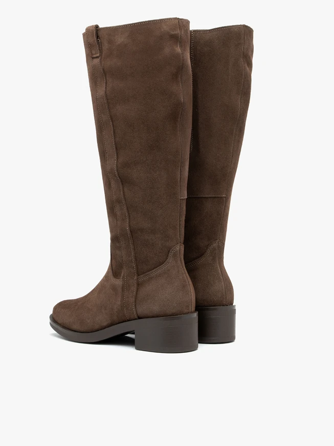 Braune Stiefel mit breitem Schaft