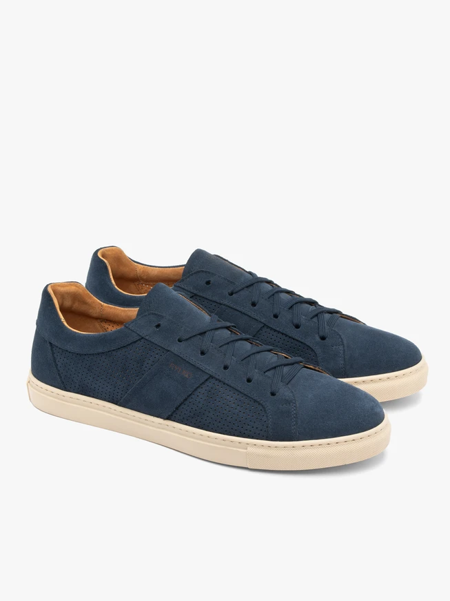 Marineblaue Sportschuhe mit Perforationen