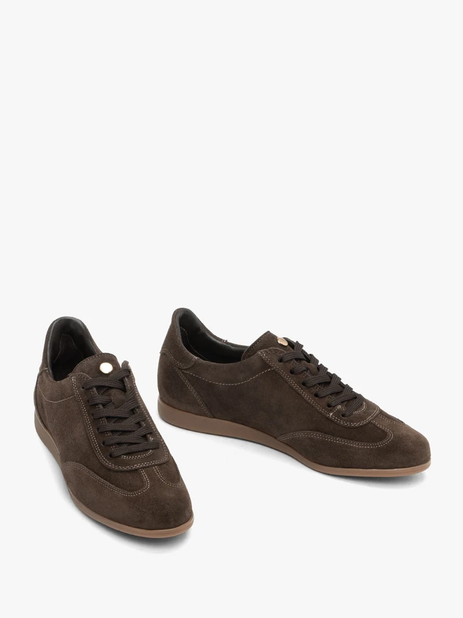 Sporthalbschuhe aus Veloursleder in Schokolade