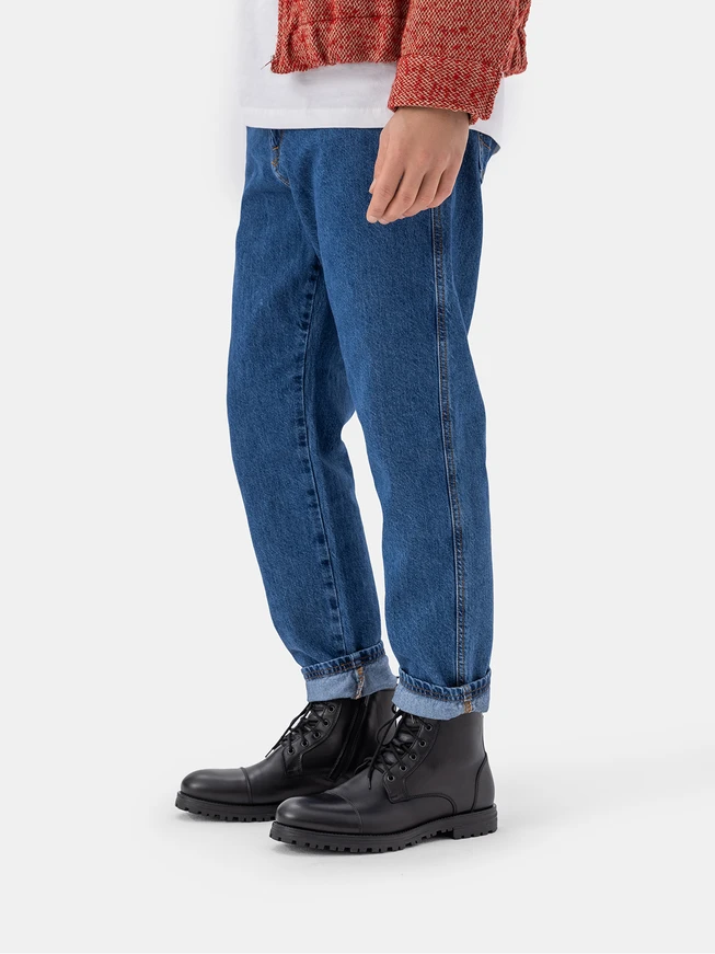 Schwarzer isolierter Vollnarbenlederstiefel