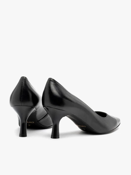 Schwarze Pumps mit lackiertem Stilettoabsatz