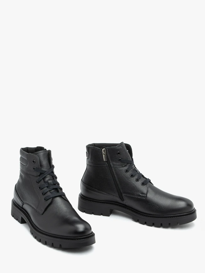 Schwarze isolierte Stiefel