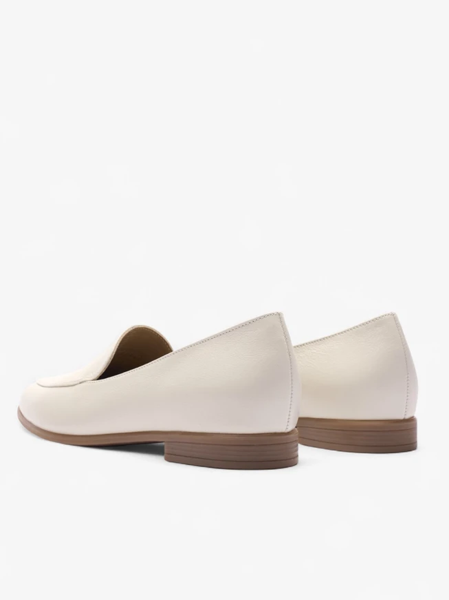 Mokassins aus genarbtem Leder in Creme und Weiß
