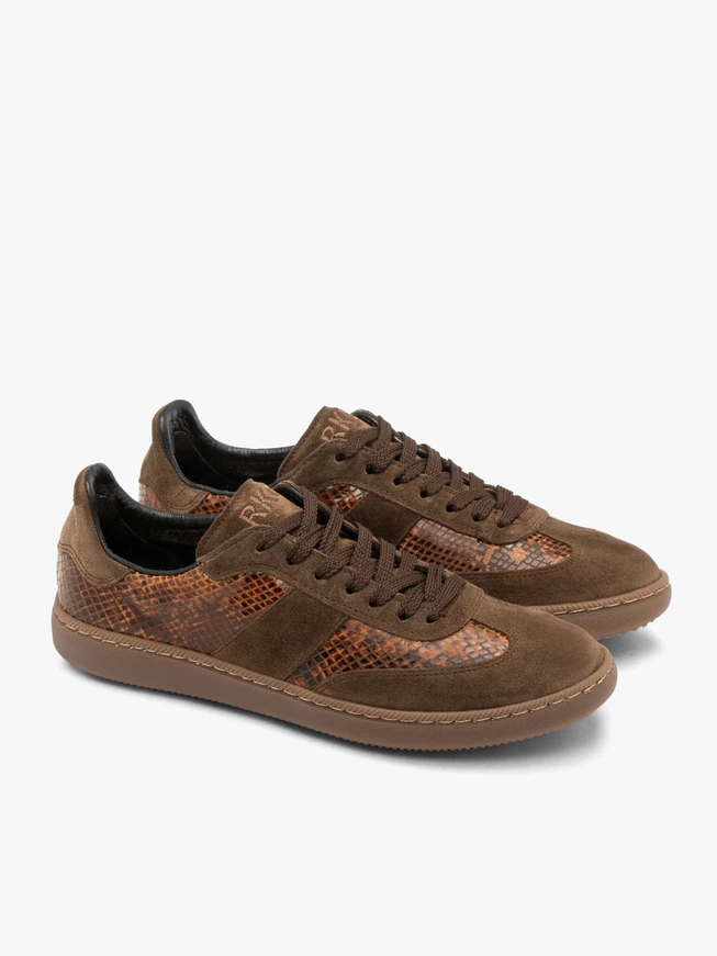 Braune Sporthalbschuhe