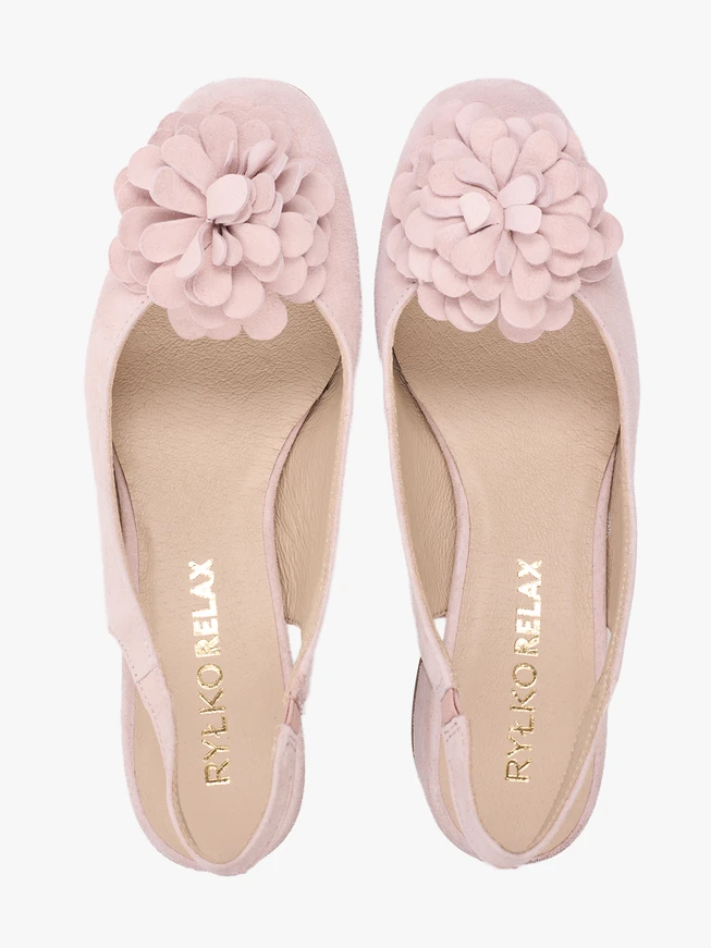 Hellrosa Slingback-Pumps ohne Absatz mit Blumenverzierung