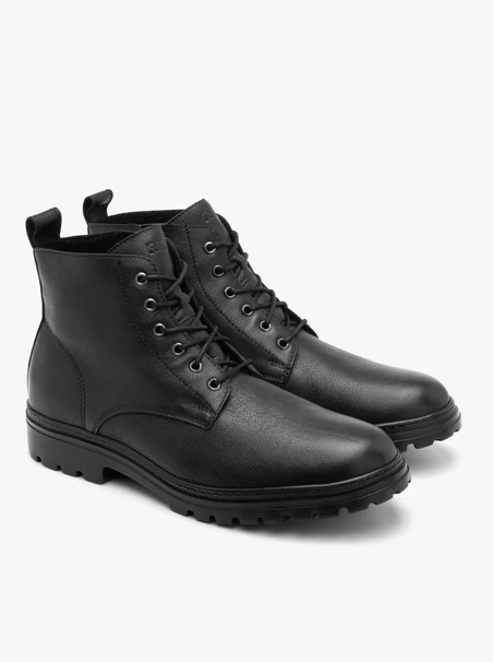 Schwarze Herrenstiefel auf leichter Traktorsohle