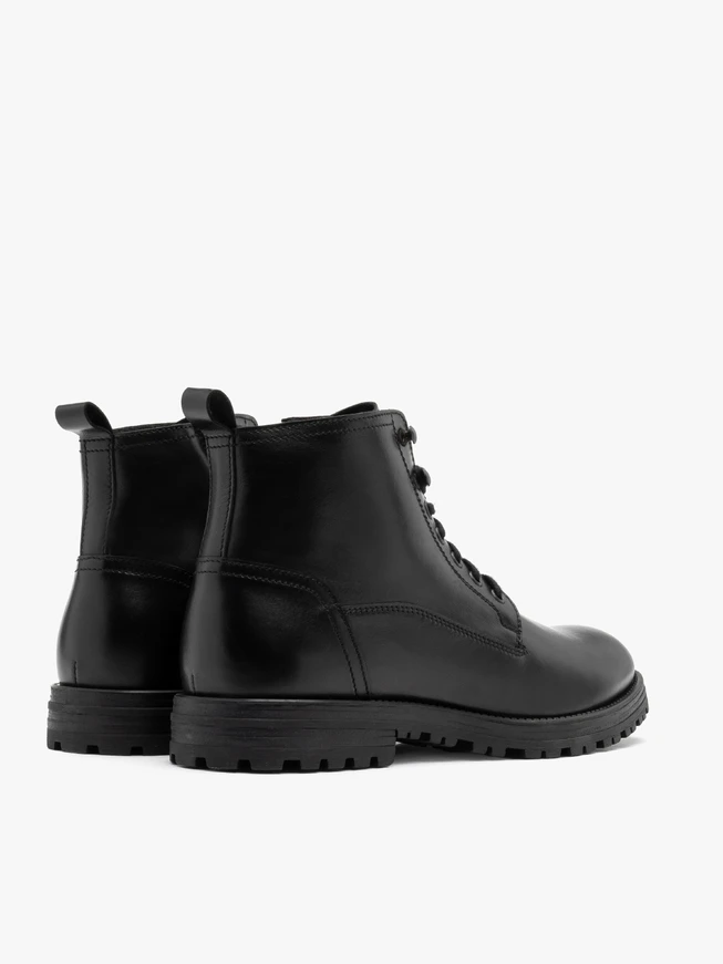 Schwarze Stiefel auf Traktionsboden aus Naturkautschuk