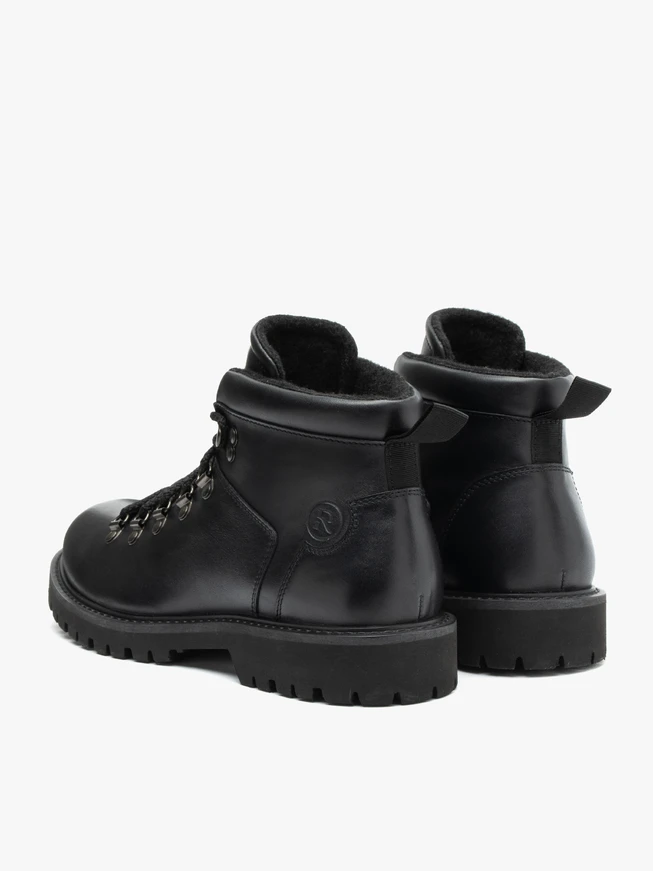 Schwarzer isolierter Vollnarbenlederstiefel