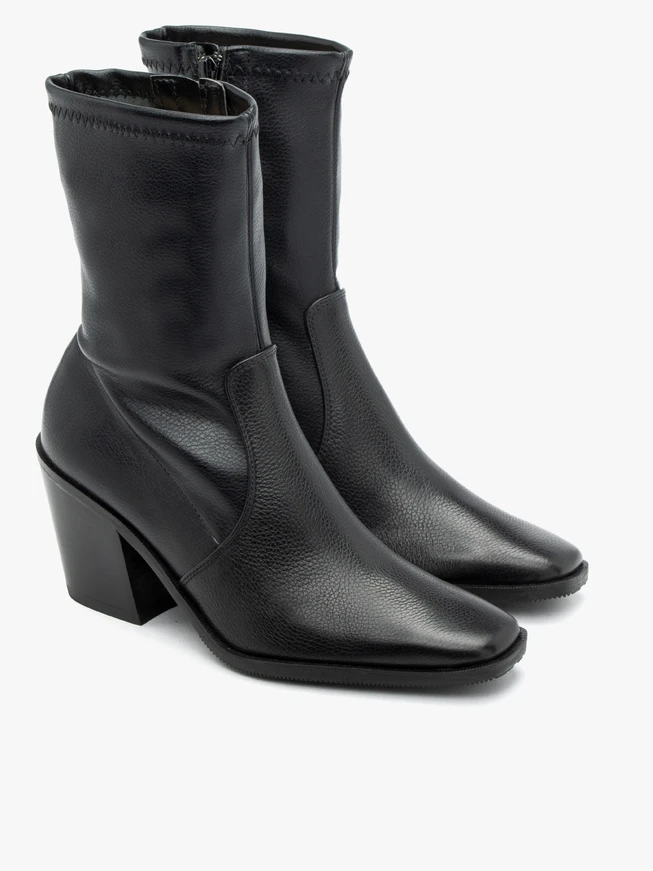 Schwarzer höherer Stiefel mit elastischem Schaft