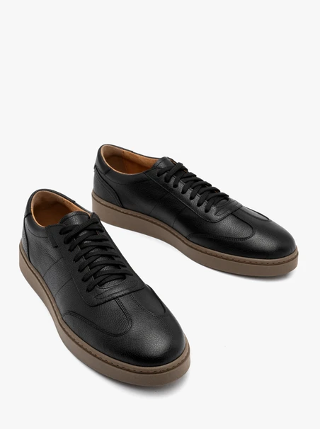 Schwarze Herren-Turnschuhe im sportlichen Stil