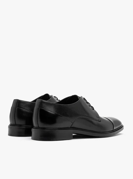 Schwarze Halbstiefel mit dekorativer Zehenkappe