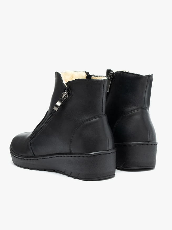 Isolierte Stiefel aus schwarzem Schafsleder