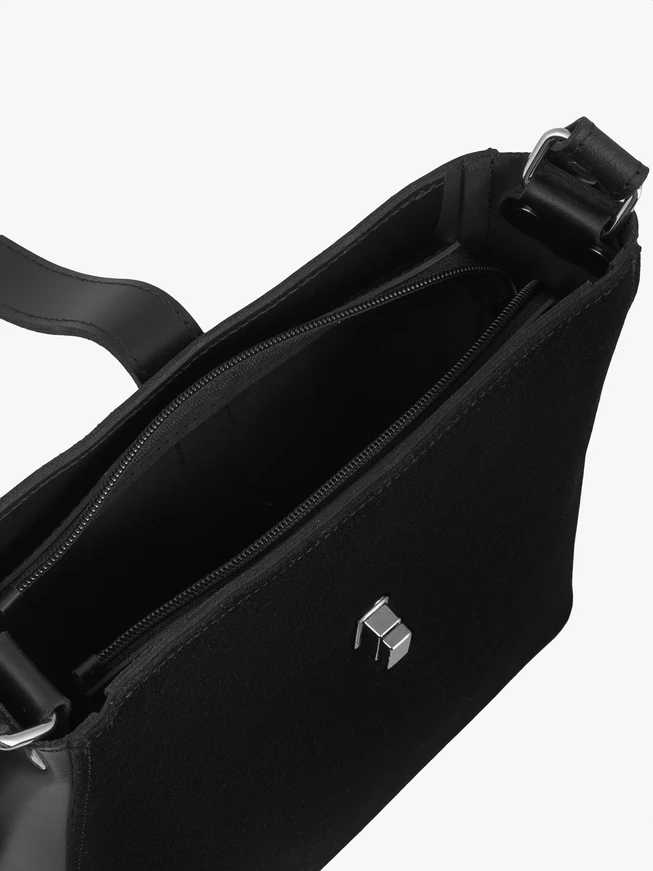 Schwarze mittelgroße Tasche mit Schnalle