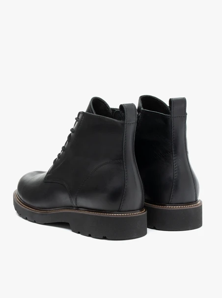 Schwarz genarbte Lederstiefel