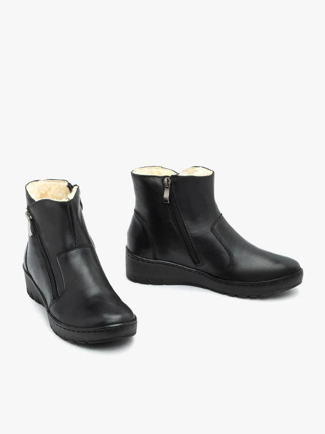 Isolierte Stiefel aus schwarzem Schafsleder