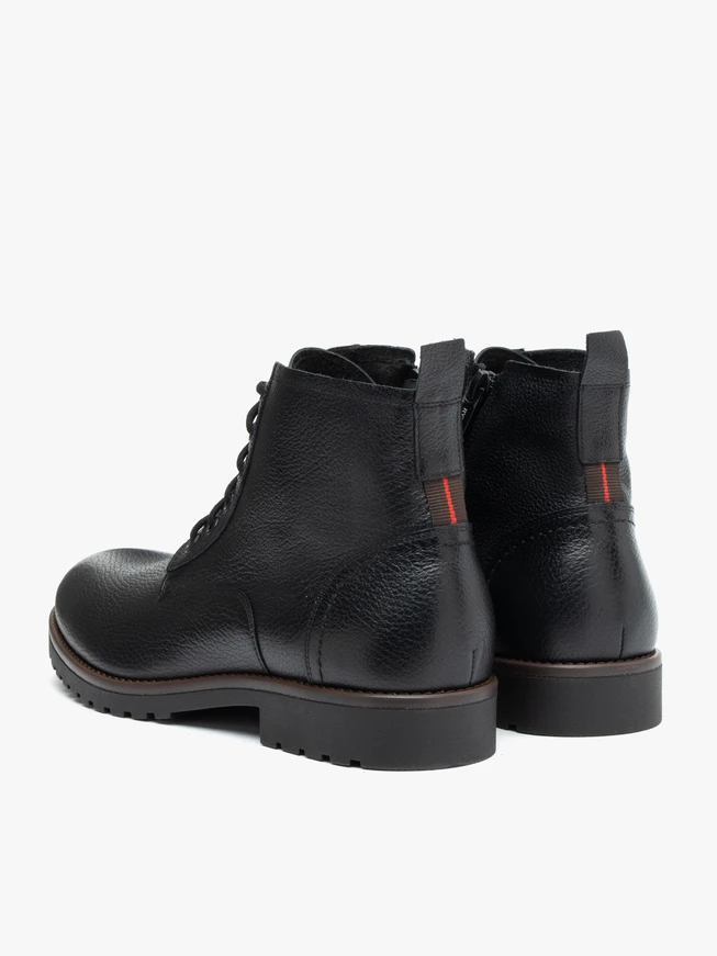Isolierte Stiefel aus schwarzem Schafsleder