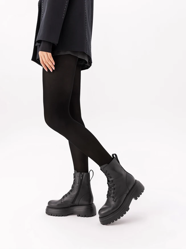 Schwarz genarbte Lederstiefel