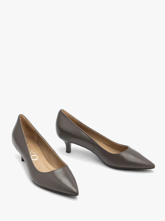 Grau lackierte Entenschwanz-Pumps
