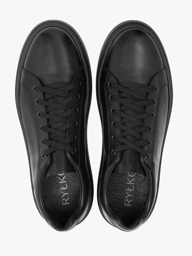 Schwarze Sportschuhe zum Schnüren