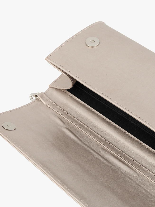 Längliche Platin-Clutch-Tasche mit Kette