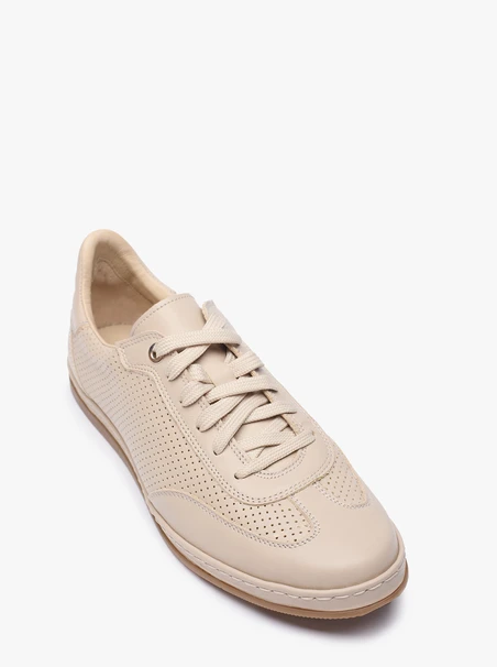 Beige Turnschuhe mit Perforationen