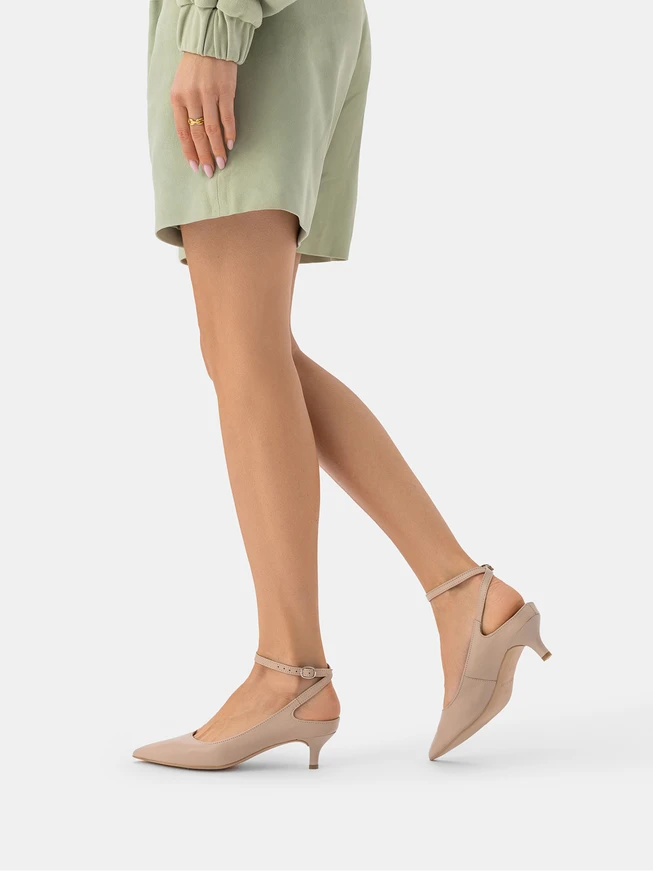Beigefarbene Lederpumps mit Kitten-Heels