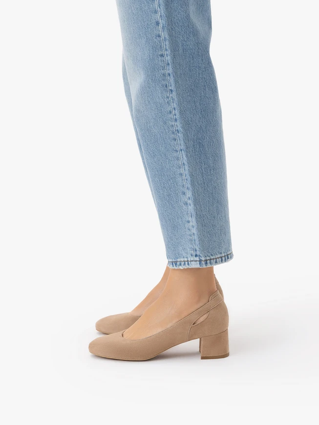 Beigefarbene Pumps mit Stilettoabsatz