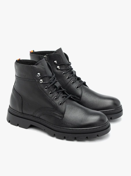 Schwarz genarbte Lederstiefel