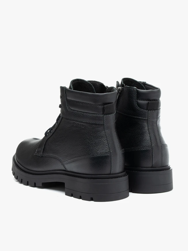 Schwarze isolierte Stiefel