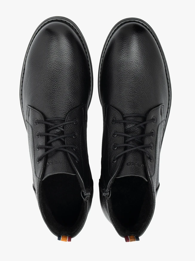 Schwarz genarbte Lederstiefel