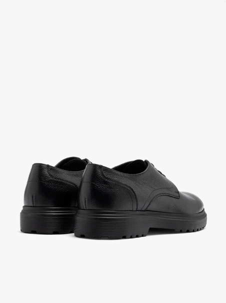Schwarze Halbschuhe für Männer mit hellem Boden