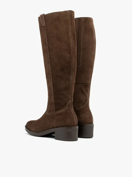 Braune Stiefel mit schmalem Schaft