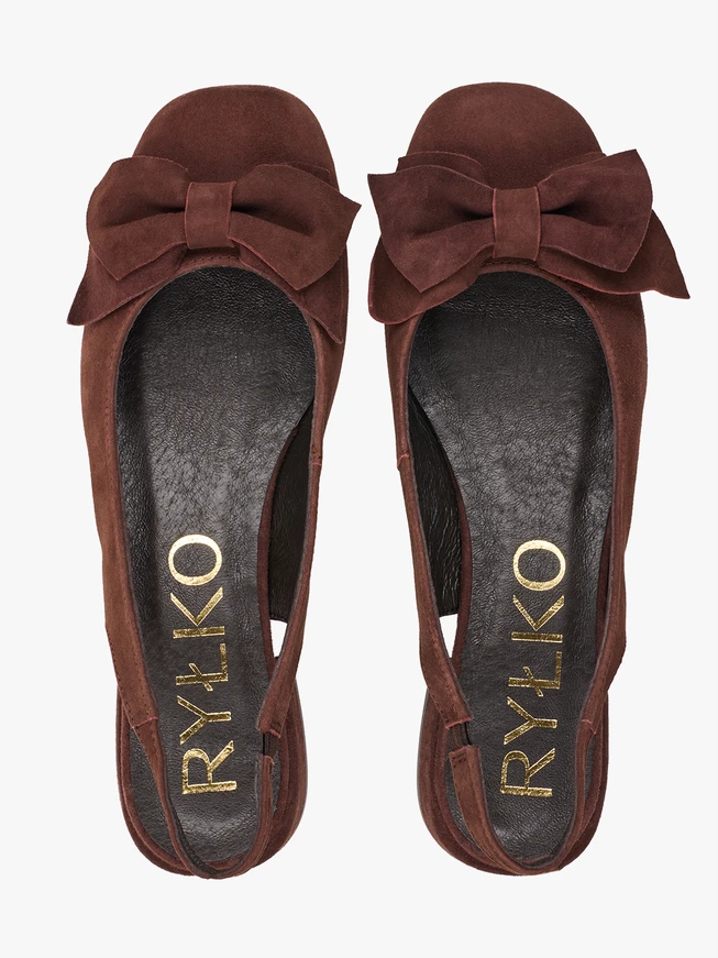 Braune absatzlose Pumps mit Schleife