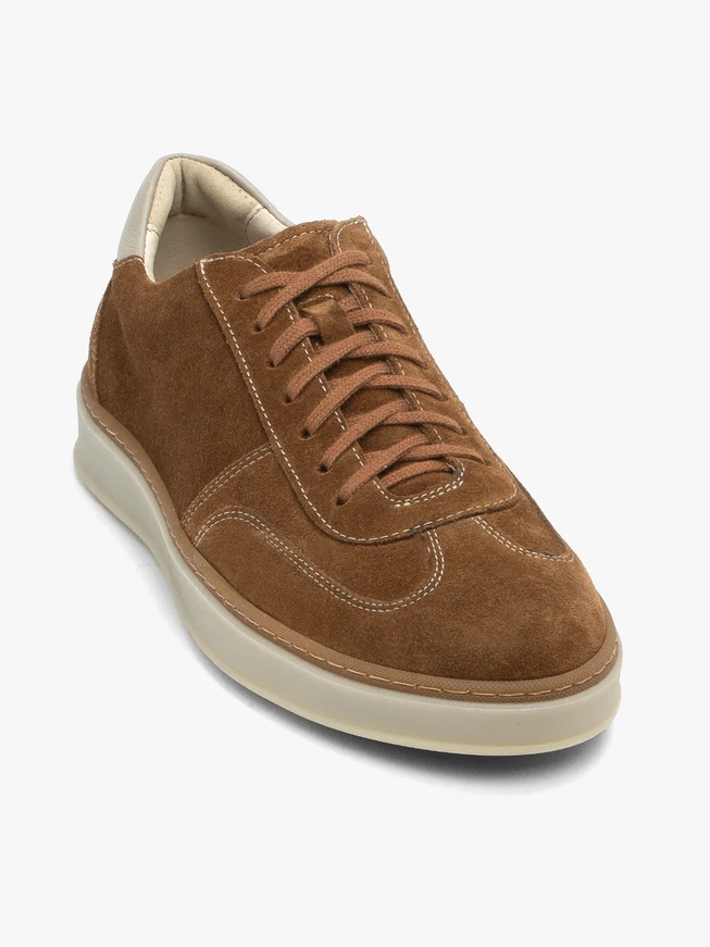 Braune und weiße Schnürhalbschuhe