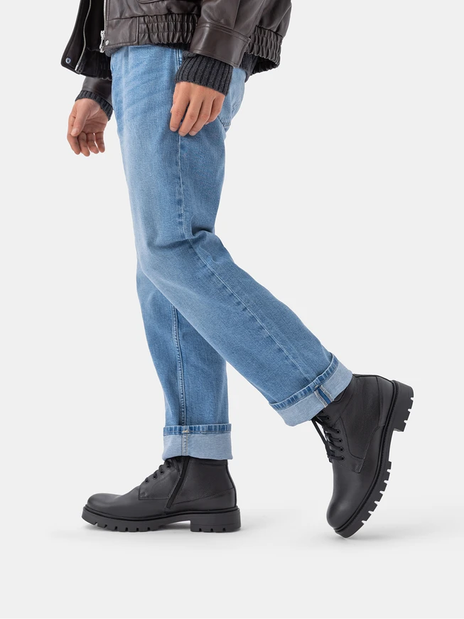 Schwarze isolierte Stiefel